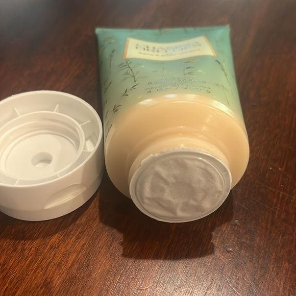 NWT chasing fireflies Bath and body Works body scrub - Picture 3 of 5